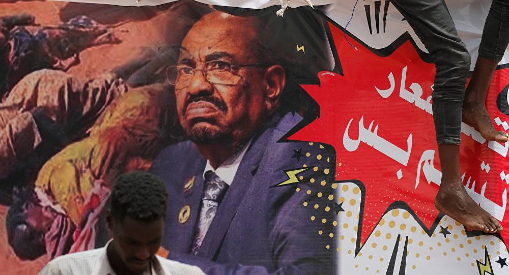 أول فيديو متداول للحظة حصر الأموال من "قصر البشير"