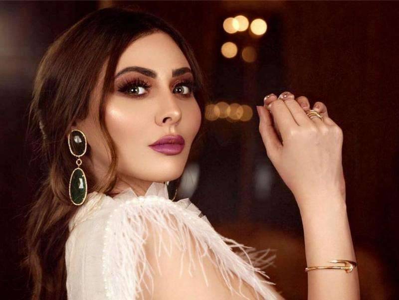ابنة مريم حسين تلفت الأنظار بما فعلته في أرض المطار