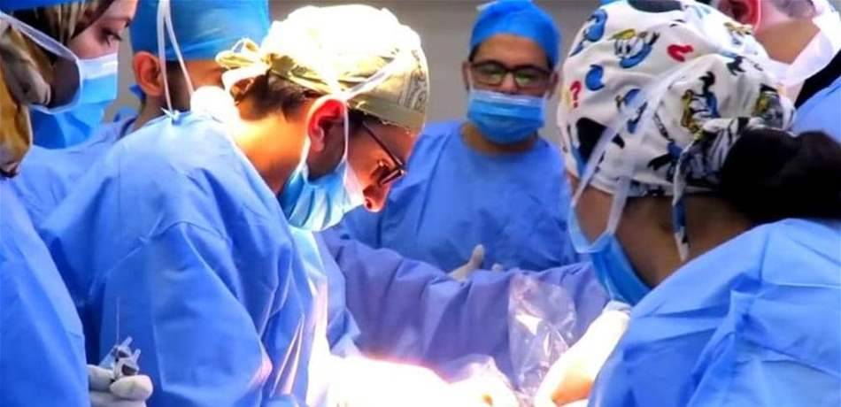 الأولى من نوعها بالشرق الأوسط وأفريقيا.. عملية جراحية "غير مسبوقة" لجنين برحم أمه