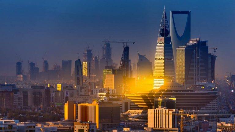 تقرير: الديْن العام للسعودية يتصاعد لكنه يبقى حبيس قوتها المالية