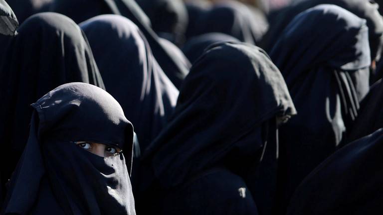 "زوجات الدواعش" يرهبن النازحين في مخيم الهول بسوريا