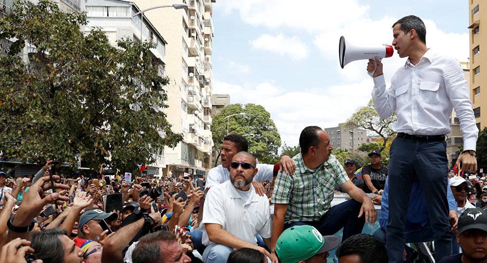 غوايدو يدعو أنصاره لتنظيم "أكبر مسيرة في التاريخ" للضغط على مادورو