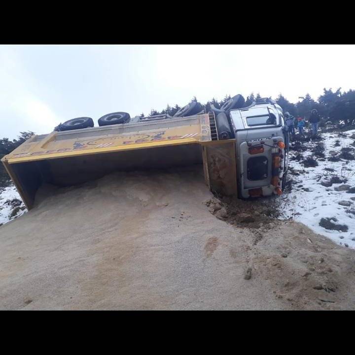 إنقلاب شاحنة محملة بالرمل في فنيدق