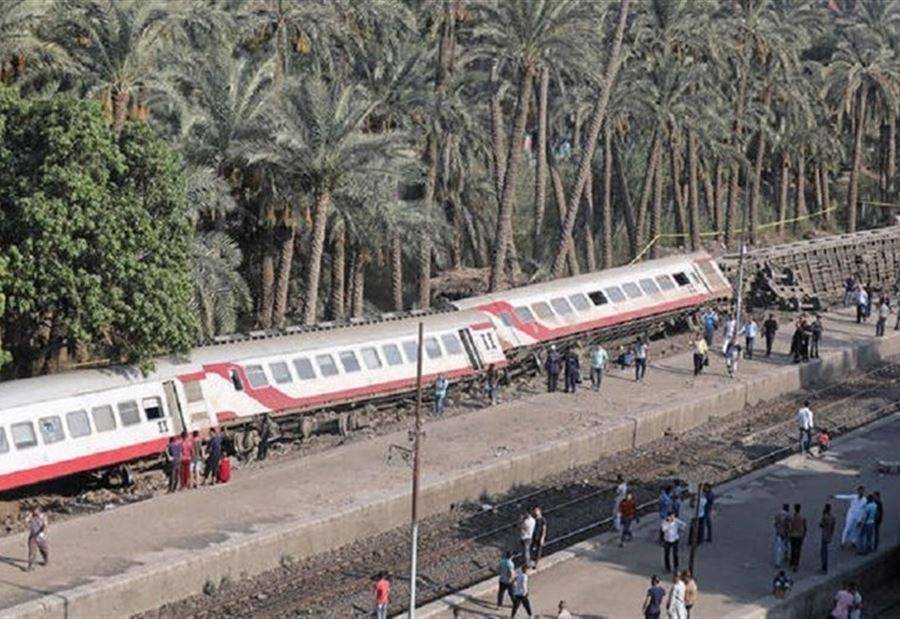 كارثة جديدة في مصر.. انحراف قطار عن مساره ووقوع عشرات الإصابات