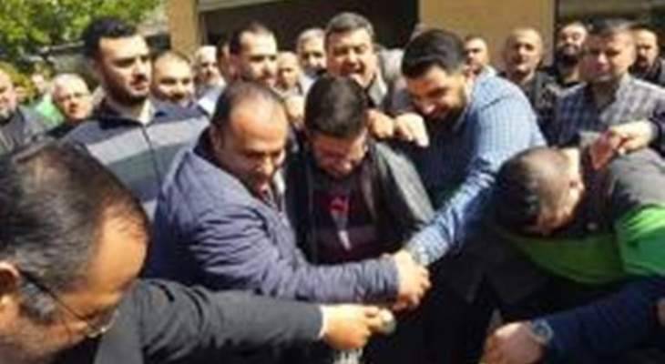 أحد المعتصمين امام الضمان في طرابلس حاول اشعال النار بنفسه