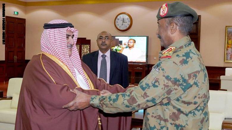 أول وزير خارجية عربي يلتقي البرهان بعد دعم مالي سعودي-إماراتي