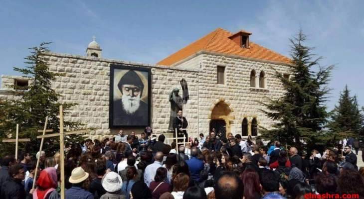 بدء مسيرة للقربان المقدس بدير مار مارون عنايا من المحبسة الى الكنيسة
