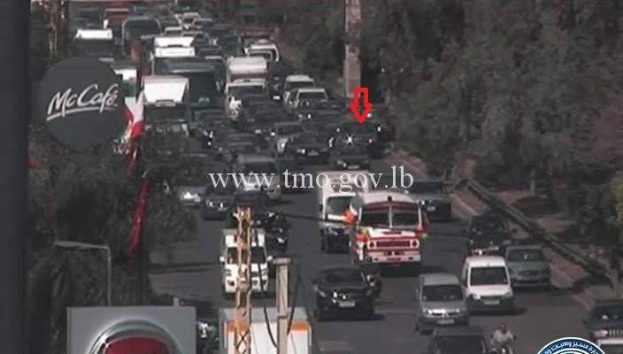 تصادم بين مركبتين على اوتوستراد الدورة نهر الموت وحركة المرور كثيفة