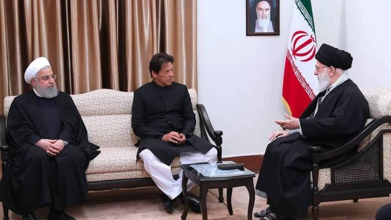 خامنئي خلال استقباله عمر خان: هناك من يحاول دق إسفين بين إيران وباكستان