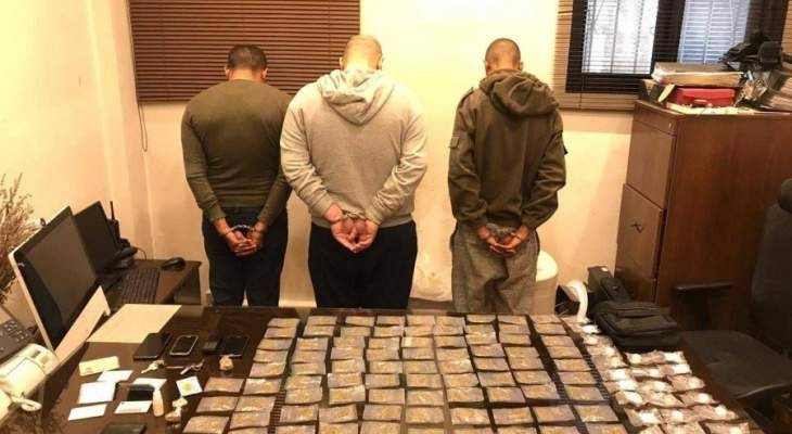 قوى الأمن: توقيف مروج ومتعاطين وضبط كمية من المخدرات في المشرف