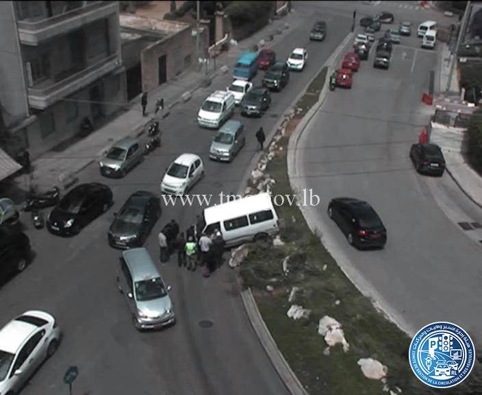 بالفيديو: انزلاق وتصادم على تقاطع برج المر