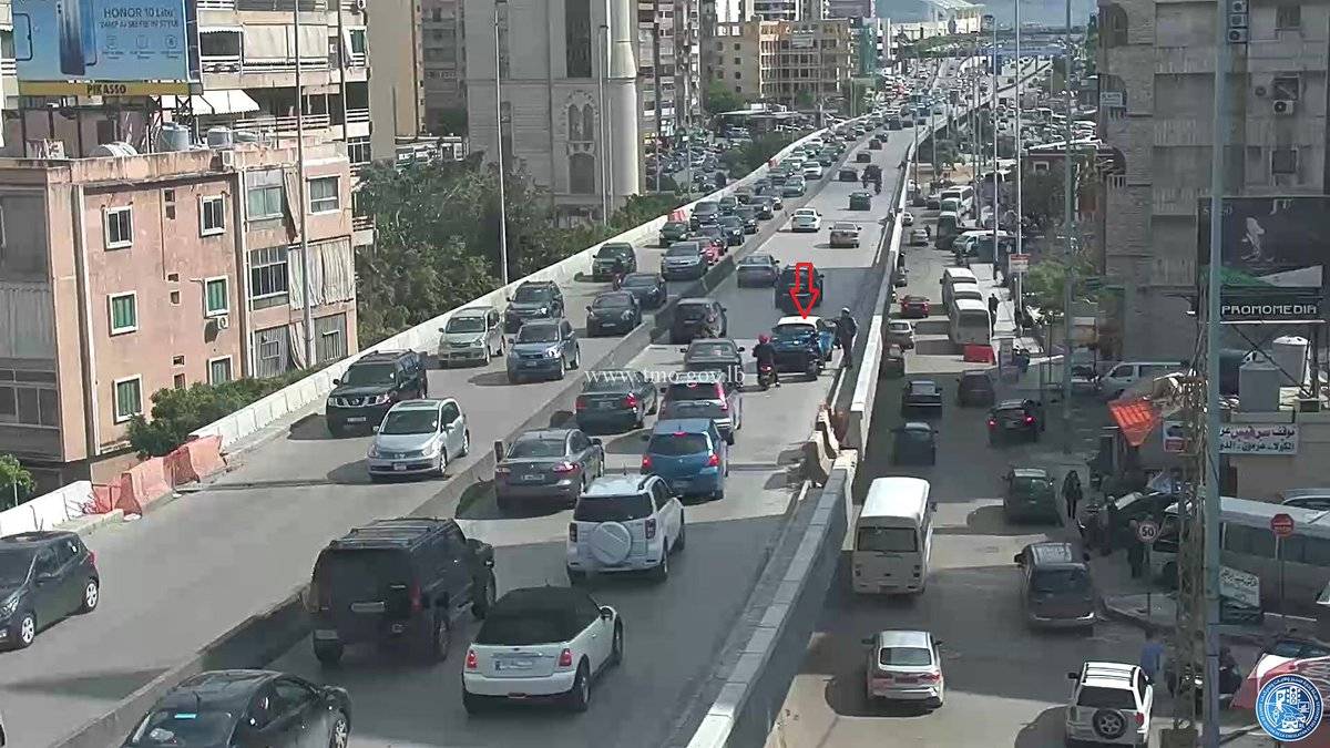 تعطل مركبة على جسر #الكولا باتجاه #المدينة_الرياضية و #حركة_المرور كثيفة في المحلة