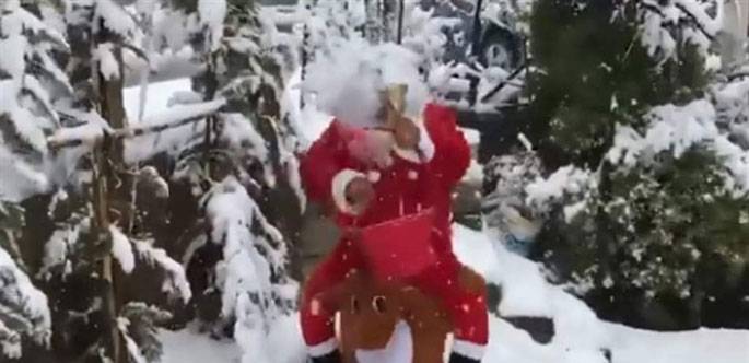 «بابا نويل» يوزع «بيض العيد» تحت الثلوج..