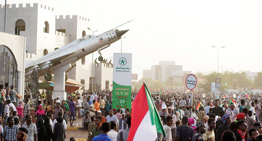 البرهان: لا أقود انقلابا ومستعد للتنحي فورا والبشير سيحاكم حتما