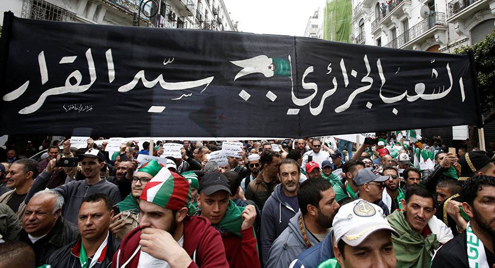 اللجنة المركزية للحزب الحاكم في الجزائر تسحب الثقة من الأمين العام