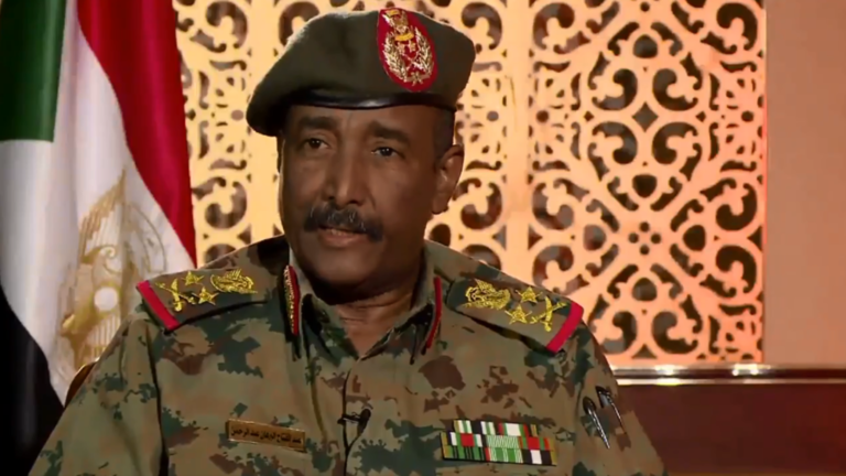 هذا ما كشفه رئيس المجلس العسكري الانتقالي عن إمكانية تنحيه وعن مصير البشير