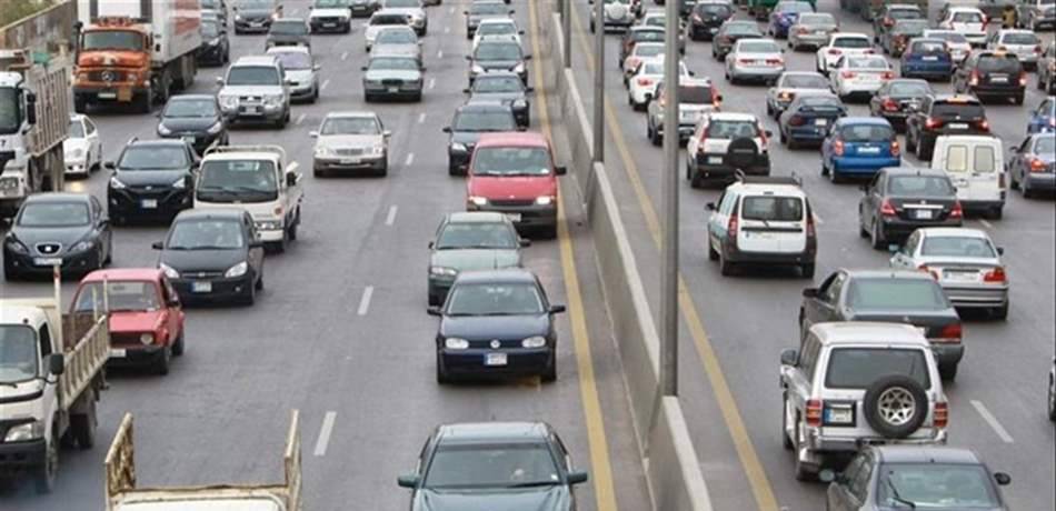 غسالة تسير على أوتوستراد الضبية.. شاهدوا الصورة!