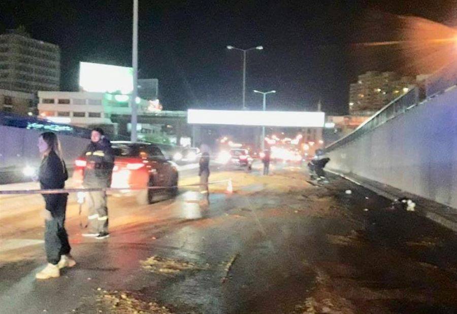 بالصور: تسرب مادة المازوت على طريق نفق المطار