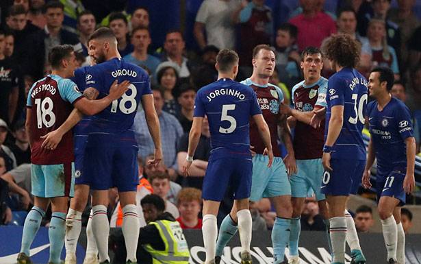 تشيلسي يتعادل 2-2 مع بيرنلي ويقلص من فرصه في بلوغ دوري الأبطال