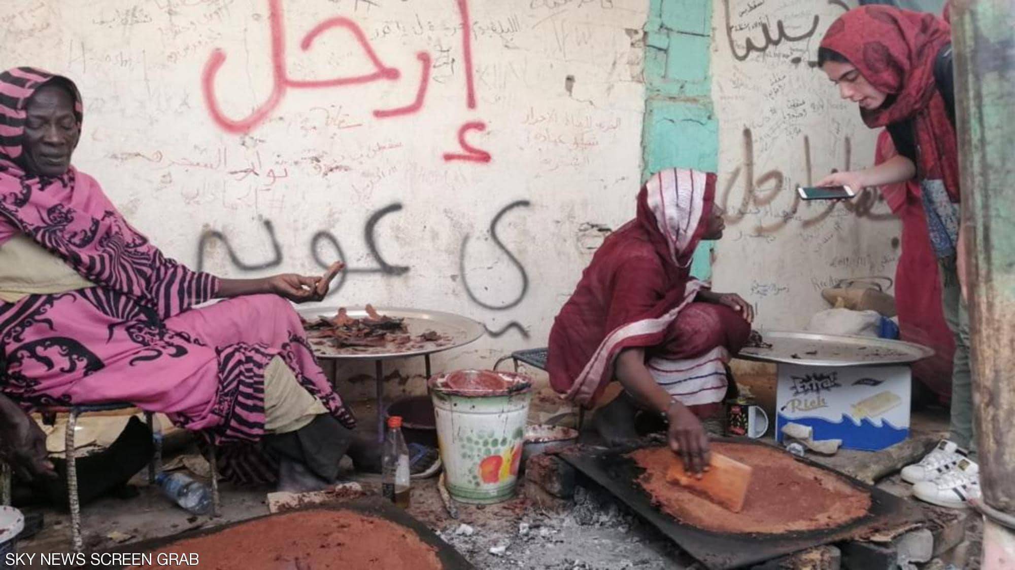 اعتصام السودانيون يتأهب لشهر رمضان بـ"الحلو مر"