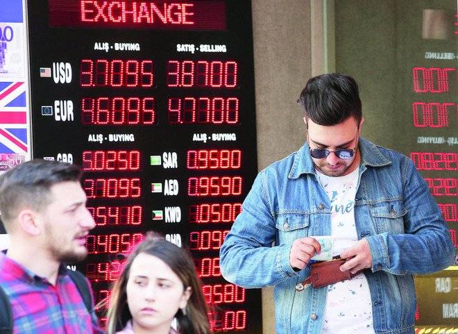 الليرة التركية تزداد ضعفا .. أدنى مستوى في 6 أشهر