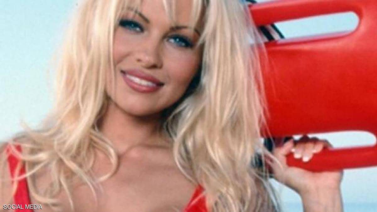 باميلا أندرسون تنسحب من حفل حوّل تبرعاته لكاتدرائية نوتردام