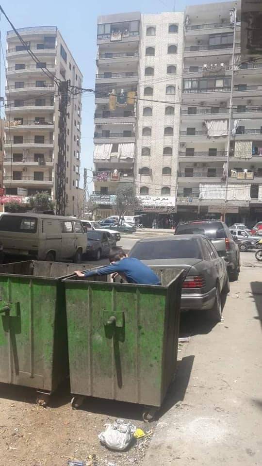 مواقع التواصل تضجّ بصورة طفل يبحث عن الطعام في حاويات طرابلس!