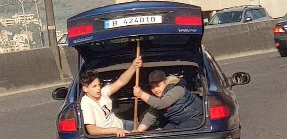 بالصورة: في الفياضية.. طفلان داخل صندوق سيّارة مفتوح!