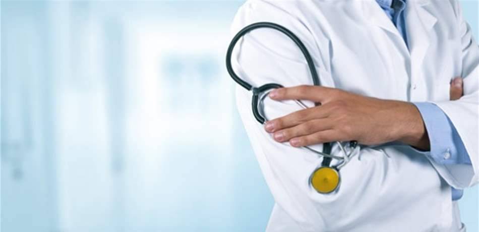 انتحلَ شخصية طبيبٍ متوفٍّ طيلة 30 عاماً.. بشهادة ثانوية!
