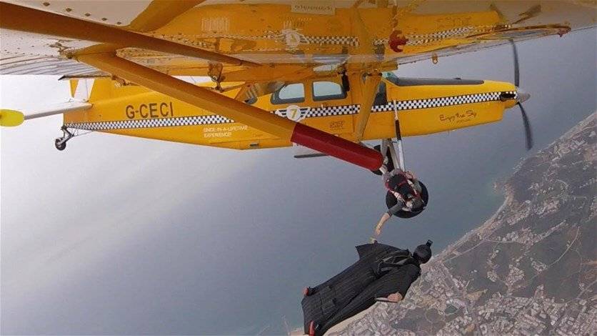 مشهد يحبس الأنفاس... طيار يتسلق جناح الطائرة ليأخذ الفاكهة من مغامر