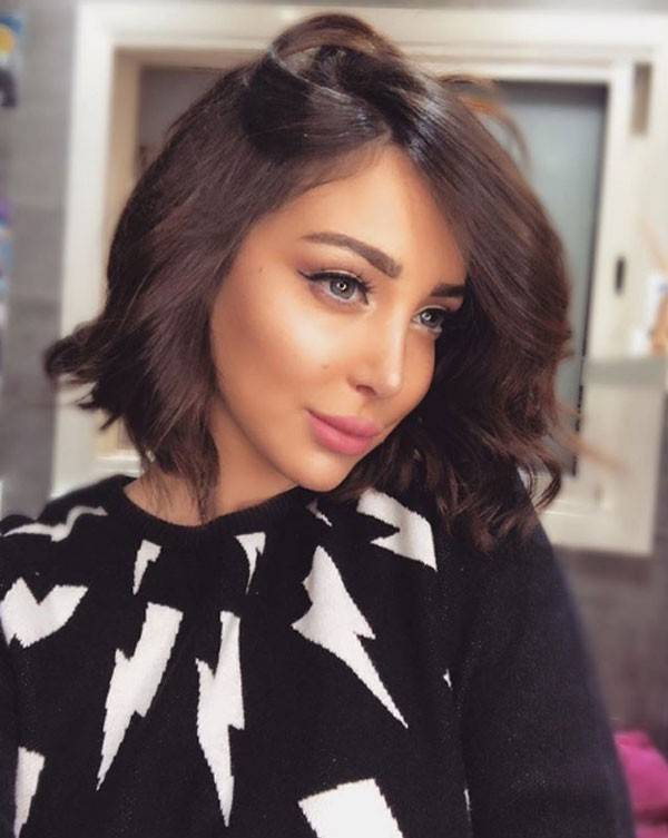 زوجة تامر حسني بإطلالة صادمة.. شعر مستعار ومكياج جريء! (صورة)