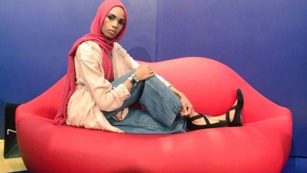 لماذا التقطت فتاة أمريكية مسلمة صورة مع معادين للإسلام؟
