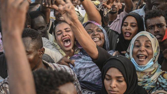 من قلب ساحة الاعتصام: سودانيات يطالبن بالتحرر من قوانين "القمع"
