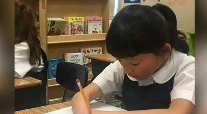 طفلة بلا يدين تفوز بمسابقة للخط.. بالفيديو