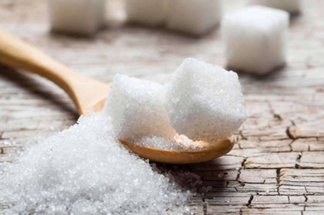 خبير يحذر من خطورة السكر على البشرة