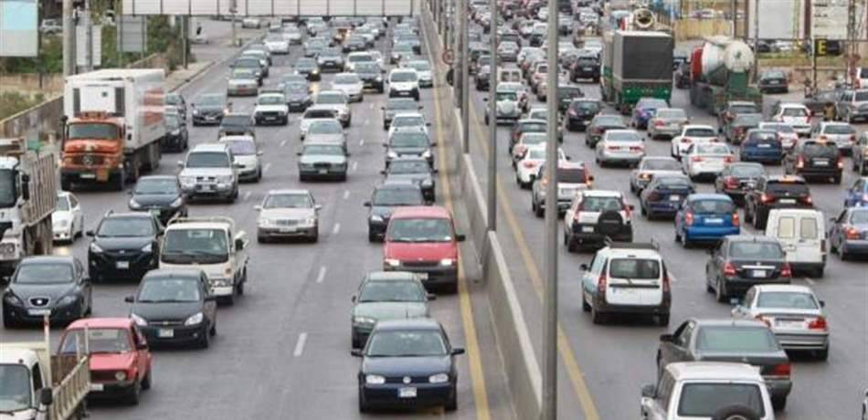 فيديو مثير للجدل في الضبية.. شاهدوا ماذا فعل هذان الشابان بالسيارة!