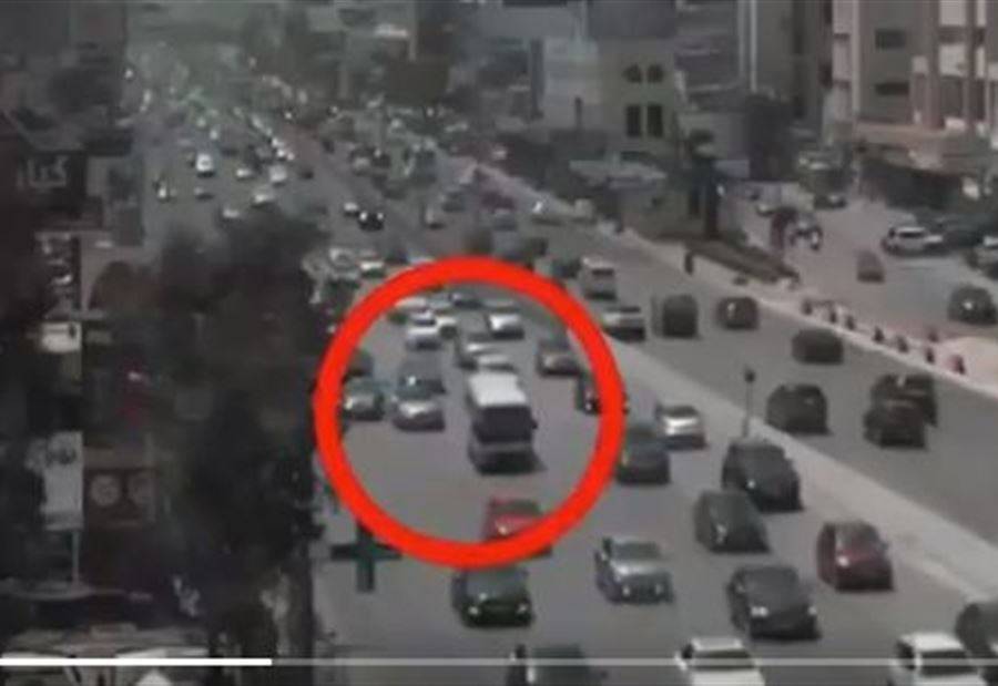 بالفيديو: سباق بين سيارتين على اوتوستراد جل الديب ينتهي بحادث مروّع