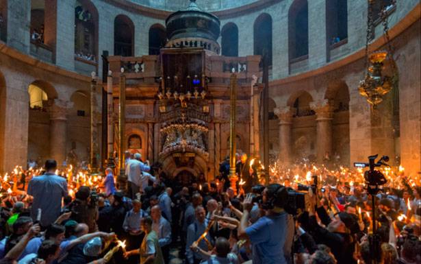 النور المقدس يفيض من قبر السيد المسيح في كنيسة القيامة في القدس