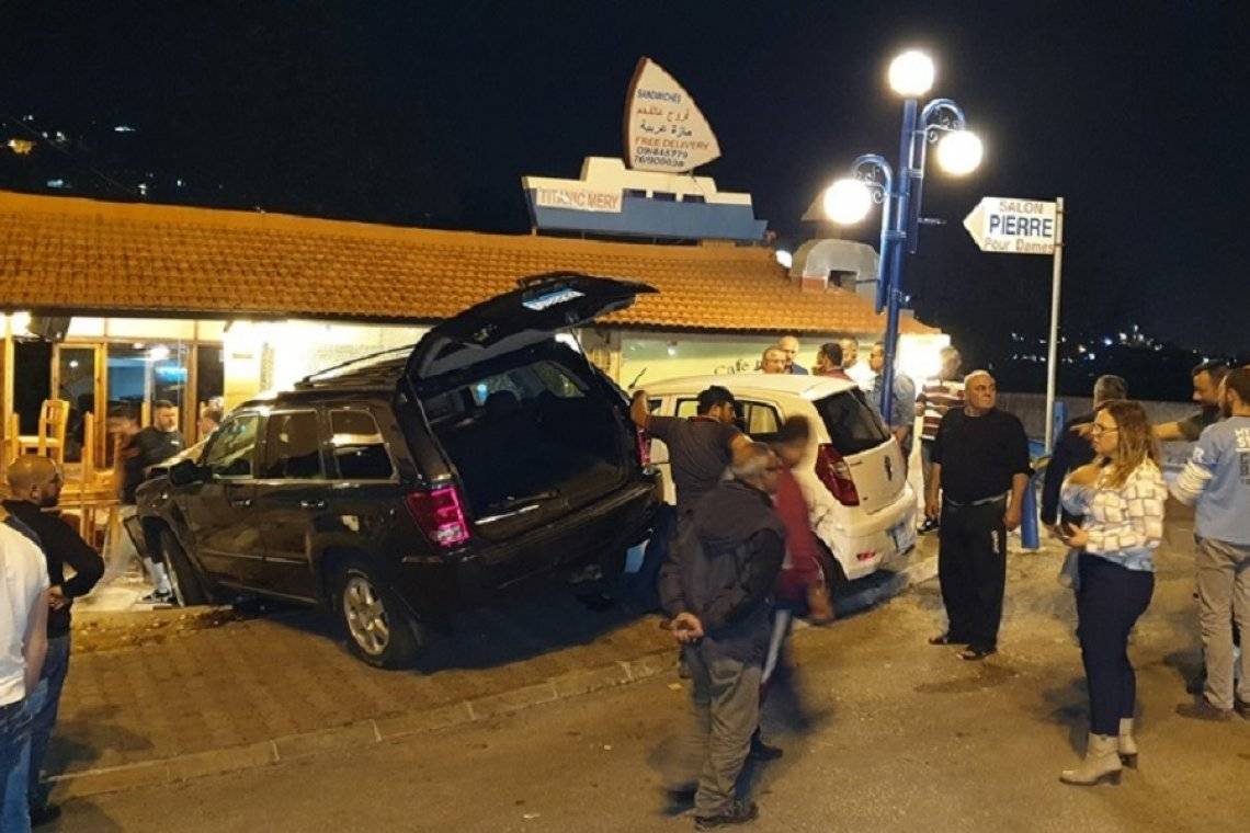 بالصورة - سيارتان اجتاحتا واجهة مطعم "التيتانيك" عند مدخل نهر إبراهيم