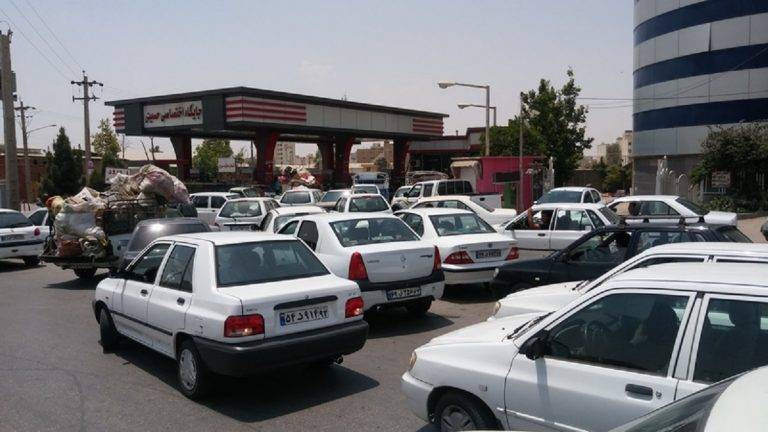إيران تحدد حصة البنزين وتزيد أسعارها لضعفين ونصف