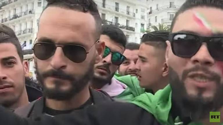 بالفيديو.. الشرطة الجزائرية تستخدم الغاز المسيل للدموع ضد مسيرة عمالية