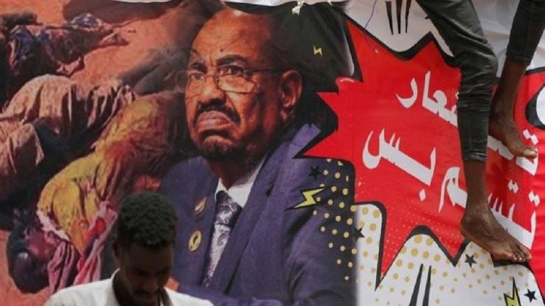 ضابط يقسم بالمصحف الشريف بأن البشير معتقل في السجن