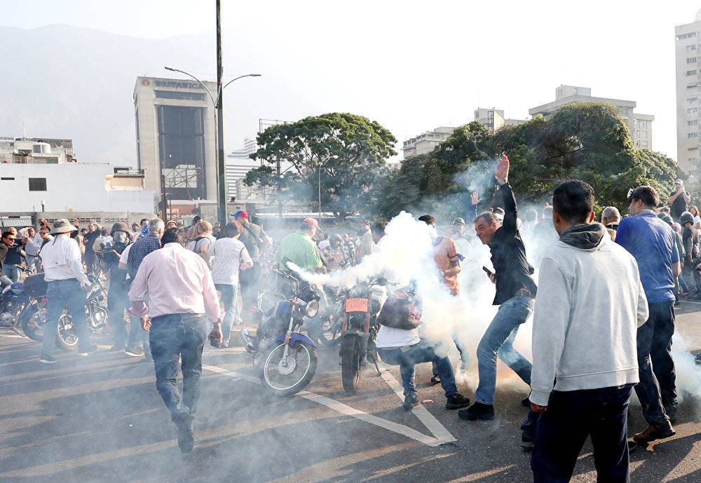 بالفيديو۔۔۔ فشل محاولة الانقلاب وغوايدو يغادر القاعدة العسكرية الجوية في كاراكاس والبرازيل تدعم مساعيه