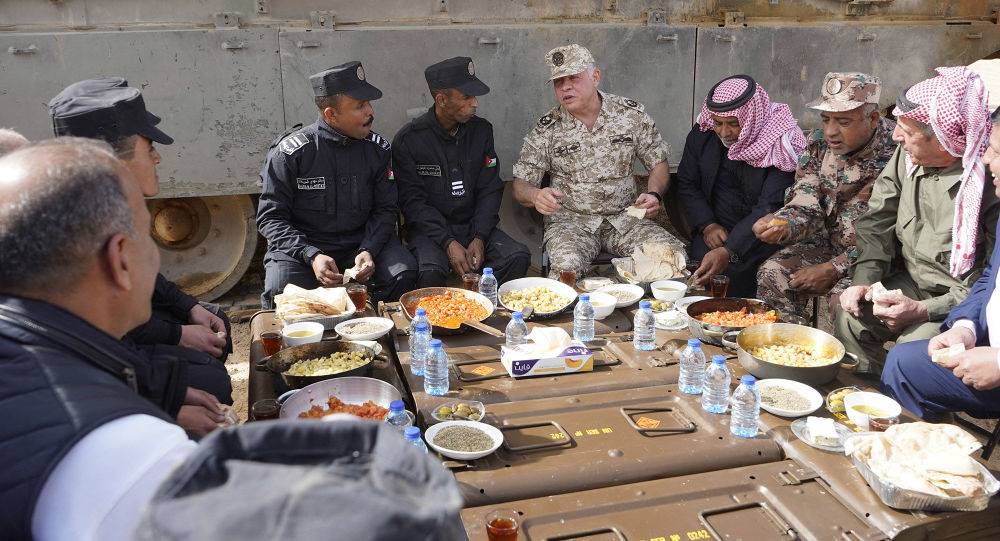 الملك الأردني يلتقي رفاق السلاح خلال تمرينات عسكرية ويتناول وجبة الفطور معهم (فيديو-صور)