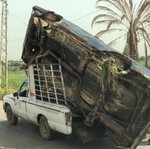 في الكورة.. سيّارة على ظهر "بيك آب"! (صورة)