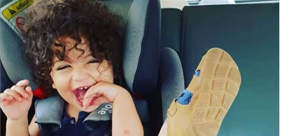 إبن نجمة شهيرة.. خمنوا من هو هذا الطفل الوسيم؟