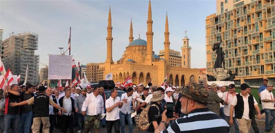 العسكريون المتقاعدون أقفلوا مداخل مصرف لبنان كافة