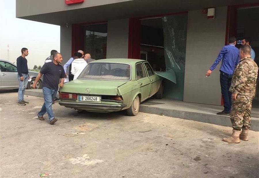 بالصورة: سيارة تقتحم مدخل شركة ألفا في حلبا