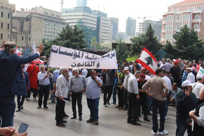 الموازنة على وقــع الإحتجاجات... «خبـطـة قدمكم ع الأرض مسموعة»؟!
الـعسـكــــريّــون الـمُتقاعدون : أنـــصفونــا والـــــمُــــوازنــــــة مــــــرفـــــــوضـــــــة
مارون خريش : سنبقى في الشارع مـع خطوات تصعيديّـة قد تـكــون مُؤلـمـة
شامل روكز : أناشد «بـيّ الـعسكــر» أن يـكون مُــنـصفاً مــع الـ