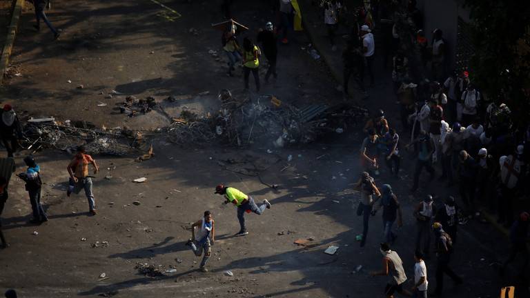 أنباء عن مقتل شخصين جراء الاحتجاجات في فنزويلا والسلطات تمدد نظام يوم العمل القصير